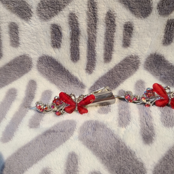 Set of 2 Red Butterfly 🦋 hair clips - Picture 2 of 5